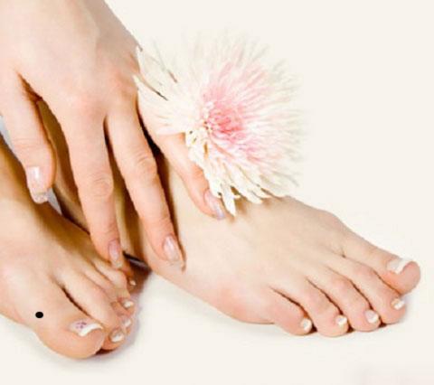 Đoán giàu nghèo qua nốt ruồi ở chân