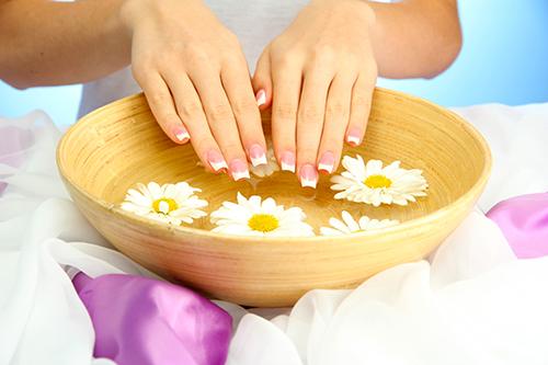 Đôi bàn tay của số mệnh vất vả, bôn ba đó đây
