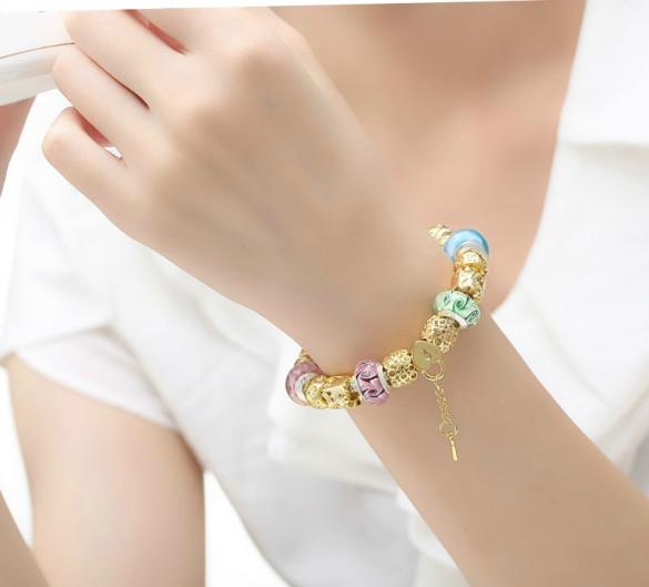 Đeo vòng tay bên trái hay phải để hóa giải điềm dữ và đón nhận điềm lành?