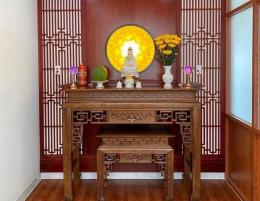 Vì sao người giàu luôn đặt bình hoa bên trái bàn thờ khi thắp hương?